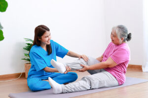 Physical therapy helps seniors experiencing knee pain with stretches and exercises in their homes.